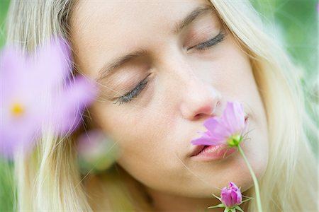 Young woman smelling flowers with eyes closed, portrait Foto de stock - Sin royalties Premium, Código: 633-08639001
