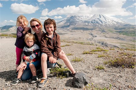 simsearch:633-08482163,k - Mother and children posing in front of Mount St. Helens, Washington, USA Foto de stock - Sin royalties Premium, Código: 633-08639018