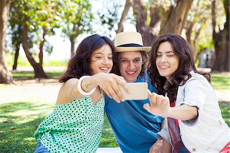 Friends taking selfie in park Photographie de stock - Premium Libres de Droits, Code: 633-08639063