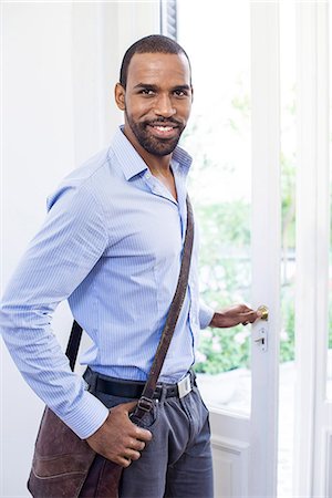 simsearch:632-05603903,k - Man smiling as he leaves for work in the morning Stockbilder - Premium RF Lizenzfrei, Bildnummer: 633-08726179