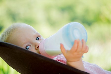 simsearch:633-08150965,k - Infant drinking milk from bottle Foto de stock - Sin royalties Premium, Código: 633-08726214