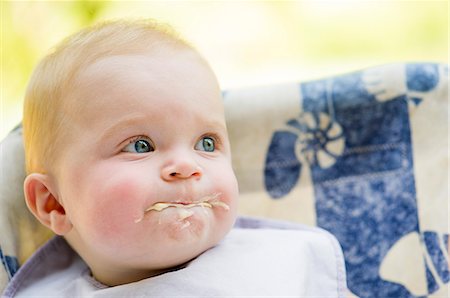 simsearch:632-05759738,k - Messy baby eating, portrait Photographie de stock - Premium Libres de Droits, Code: 633-08726218