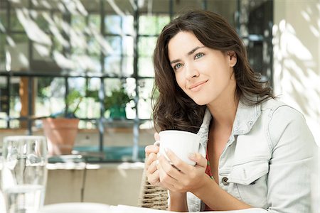 Young woman enjoying cup of coffee outdoors Foto de stock - Sin royalties Premium, Código: 633-08726224