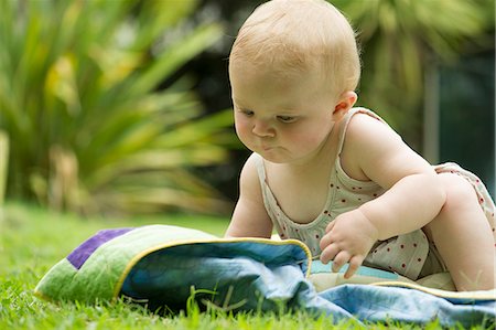 simsearch:632-05760001,k - Baby sitting on blanket outdoors Photographie de stock - Premium Libres de Droits, Code: 633-08726220