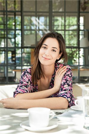 simsearch:632-08331609,k - Young woman at breakfast table outdoors Foto de stock - Sin royalties Premium, Código: 633-08726255