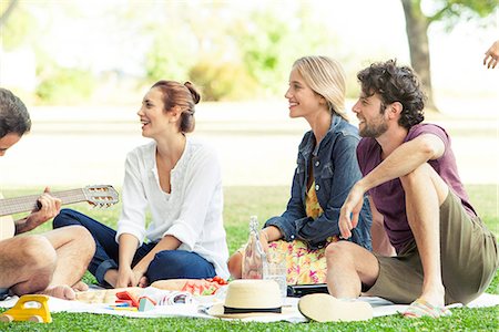 simsearch:633-08726158,k - Firends listening to man playing guitar while picnicking in park Foto de stock - Royalty Free Premium, Número: 633-08726265