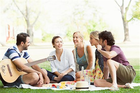 simsearch:633-08726158,k - Friends enjoying picnic in park Foto de stock - Royalty Free Premium, Número: 633-08726266