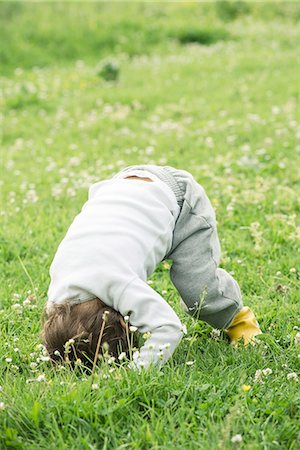 simsearch:633-02417965,k - Child doing somersault in grass Fotografie stock - Premium Royalty-Free, Codice: 633-08726311