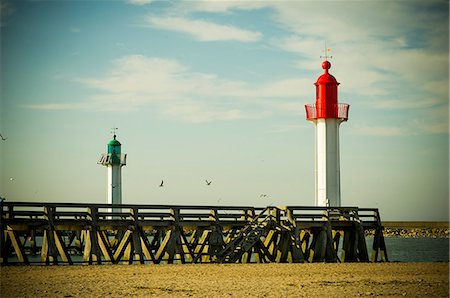feu clignotant - Lighthouses at Trouville-sur-Mer, Normandy, France Photographie de stock - Premium Libres de Droits, Code: 633-08726321