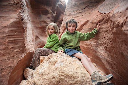 simsearch:633-08482163,k - Children sitting on rock formation in Utah, USA Foto de stock - Sin royalties Premium, Código: 633-08726387
