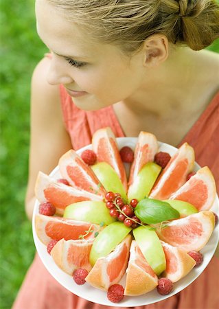 simsearch:633-01272776,k - Woman holding plate full of fruit slices, high angle view Foto de stock - Royalty Free Premium, Número: 633-01274038