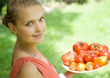 simsearch:633-01272776,k - Woman holding bowl full of tomatoes Foto de stock - Royalty Free Premium, Número: 633-01274117