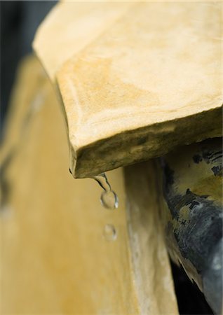 simsearch:696-03400450,k - Water dripping from edge of stone, close-up Stock Photo - Premium Royalty-Free, Code: 633-01274128