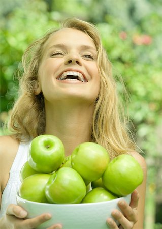 simsearch:633-01272776,k - Woman holding bowl of apples, laughing Foto de stock - Royalty Free Premium, Número: 633-01274137