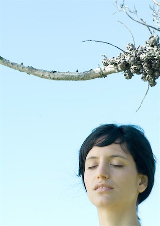 simsearch:633-01992485,k - Woman standing under dry branch, eyes closed Foto de stock - Sin royalties Premium, Código: 633-01274269