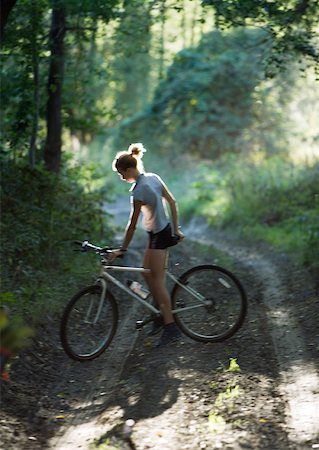 simsearch:632-05554056,k - Vélo de montagne de riding girl Photographie de stock - Premium Libres de Droits, Code: 633-01274309