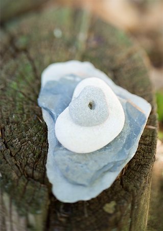 simsearch:633-01275007,k - Stones stacked on mossy wooden post, close-up Foto de stock - Sin royalties Premium, Código: 633-01274413