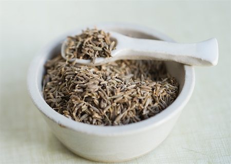 Cumin seeds in bowl, with spoon Foto de stock - Sin royalties Premium, Código: 633-01274462