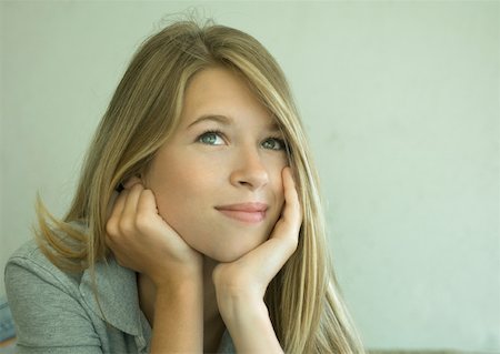 simsearch:633-01713697,k - Young woman resting head in hands and looking away Foto de stock - Sin royalties Premium, Código: 633-01274570