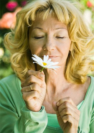 smelling old people - Senior woman smelling daisy Stock Photo - Premium Royalty-Free, Code: 633-01274713