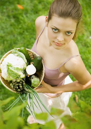 simsearch:633-01272776,k - Woman holding basket of fresh vegetables, high angle view Foto de stock - Royalty Free Premium, Número: 633-01274777