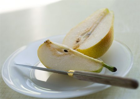 simsearch:632-05604270,k - Pear, cut on dish, with knife Foto de stock - Royalty Free Premium, Número: 633-01274899