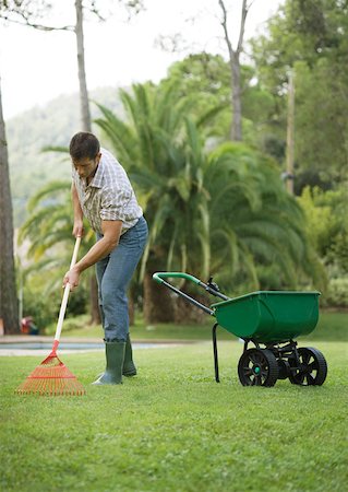 Man doing yard work Stock Photo - Premium Royalty-Free, Code: 633-01274916