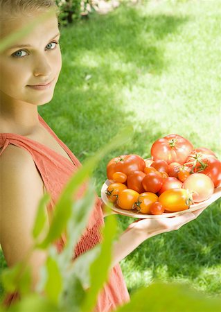 simsearch:633-01272776,k - Woman holding bowl full of tomatoes Foto de stock - Royalty Free Premium, Número: 633-01274990