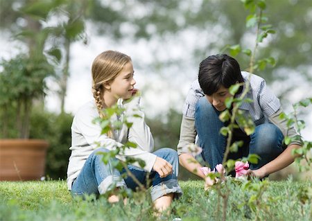 Mère et fille faisant le jardinage Photographie de stock - Premium Libres de Droits, Code: 633-01272158