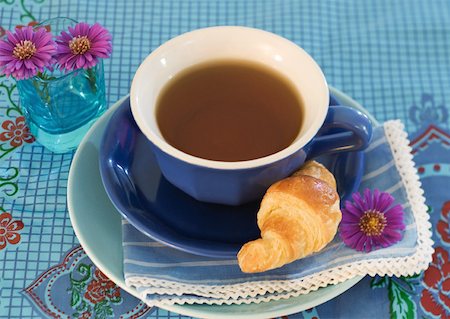 simsearch:633-01272207,k - Cup of tea, with saucer and croissant Foto de stock - Sin royalties Premium, Código: 633-01272207