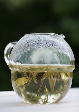 Pot de thé contenant des feuilles de thé en vrac Photographie de stock - Premium Libres de Droits, Code: 633-01272247