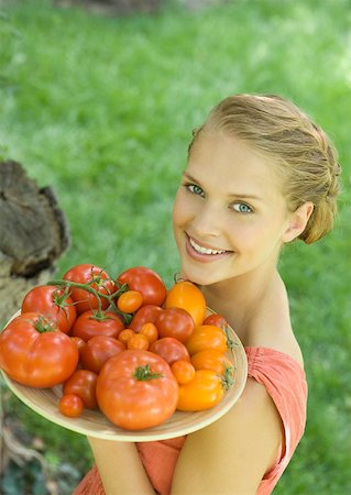 simsearch:633-01272776,k - Woman holding bowl full of tomatoes Foto de stock - Royalty Free Premium, Número: 633-01272463