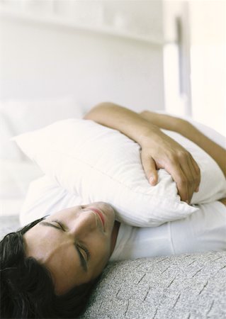 Man lying down, holding pillow Foto de stock - Sin royalties Premium, Código: 633-01272479