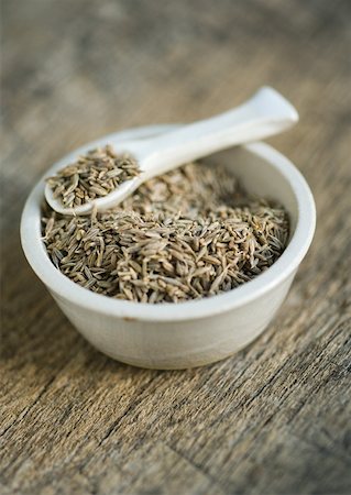 Cumin seeds in bowl, with spoon Foto de stock - Sin royalties Premium, Código: 633-01272509