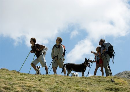 family dog lifestyle - Hikers looking up Foto de stock - Sin royalties Premium, Código: 633-01272569