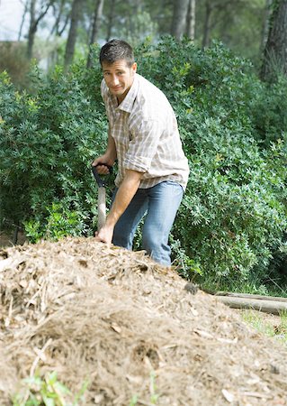 Man doing yardwork Stock Photo - Premium Royalty-Free, Code: 633-01272659