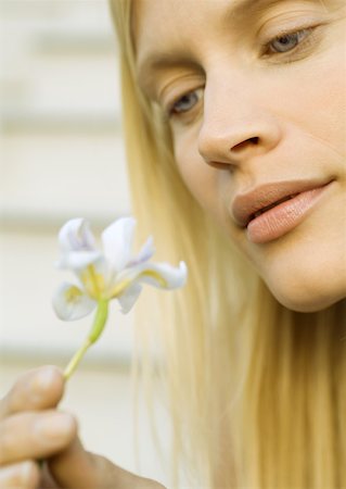 simsearch:632-01154924,k - Femme regardant fleurs, gros plan Photographie de stock - Premium Libres de Droits, Code: 633-01272653