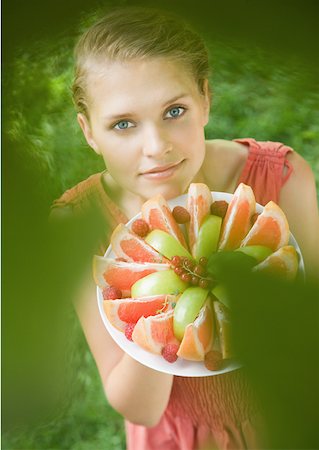 simsearch:633-01272776,k - Woman holding plate full of fruit slices, high angle view Foto de stock - Royalty Free Premium, Número: 633-01272717