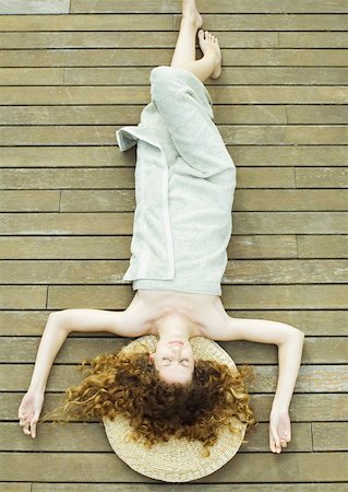 Femme couchée sur le pont, enveloppé dans la serviette, la tête sur le tapis Photographie de stock - Premium Libres de Droits, Code: 633-01272732