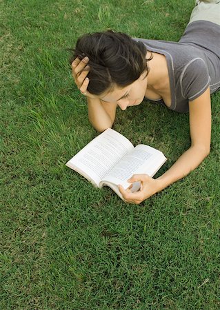 simsearch:632-05400916,k - Woman lying in grass, reading book Foto de stock - Royalty Free Premium, Número: 633-01272774