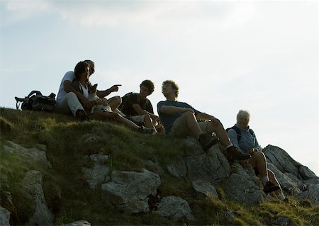 Hikers taking break, sitting on rocks Foto de stock - Sin royalties Premium, Código: 633-01272786