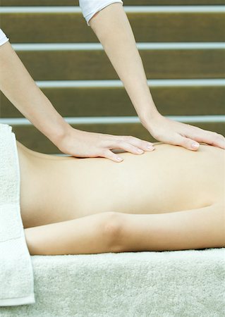 simsearch:696-03402623,k - Femme jouissant de massage Photographie de stock - Premium Libres de Droits, Code: 633-01272825