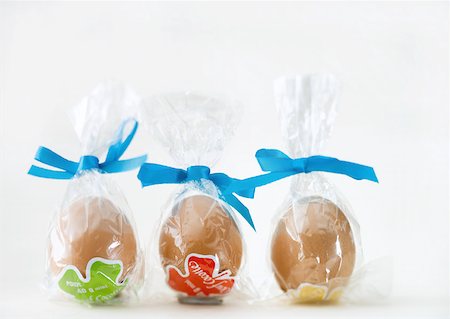 simsearch:632-05604310,k - Chocolate eggs in plastic wrappers Fotografie stock - Premium Royalty-Free, Codice: 633-01272877