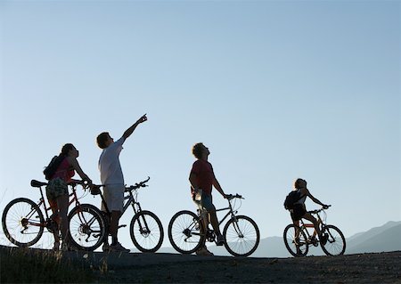 simsearch:633-02645318,k - Debout avec les vélos, en levant des cyclistes de montagne Photographie de stock - Premium Libres de Droits, Code: 633-01272956