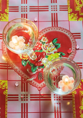 simsearch:628-01495097,k - Zwei Kerzen Blumen-förmigen schwebend in Tassen Wasser, Blick von oben Stockbilder - Premium RF Lizenzfrei, Bildnummer: 633-01273064