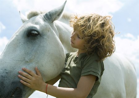 Boy standing with horse Foto de stock - Sin royalties Premium, Código: 633-01273170