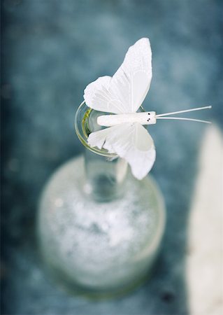 simsearch:633-01274635,k - Fake butterfly on top of vase Foto de stock - Sin royalties Premium, Código: 633-01273224