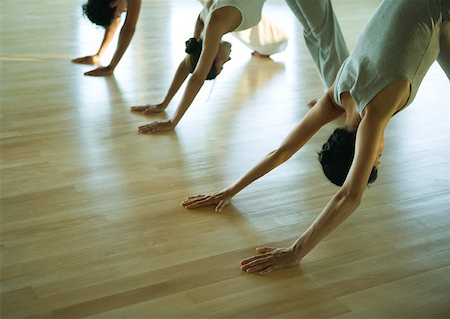 simsearch:695-03388996,k - Yoga class in downward facing dog pose Foto de stock - Sin royalties Premium, Código: 633-01273223