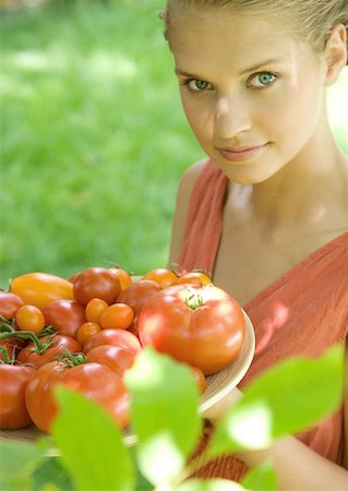 simsearch:633-01272776,k - Woman holding bowl full of tomatoes Foto de stock - Royalty Free Premium, Número: 633-01273292