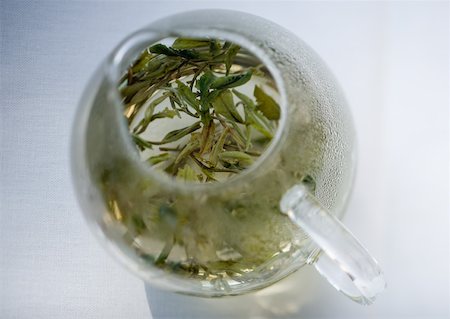 Green tea steeping in tea pot Stock Photo - Premium Royalty-Free, Code: 633-01273413